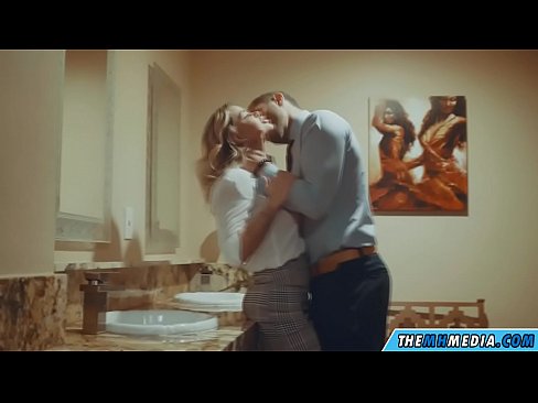 ❤️ Kui rinnakas blondiin võrgutab sind avalikus tualettruumis ❤ Kõva porno at us ❌❤